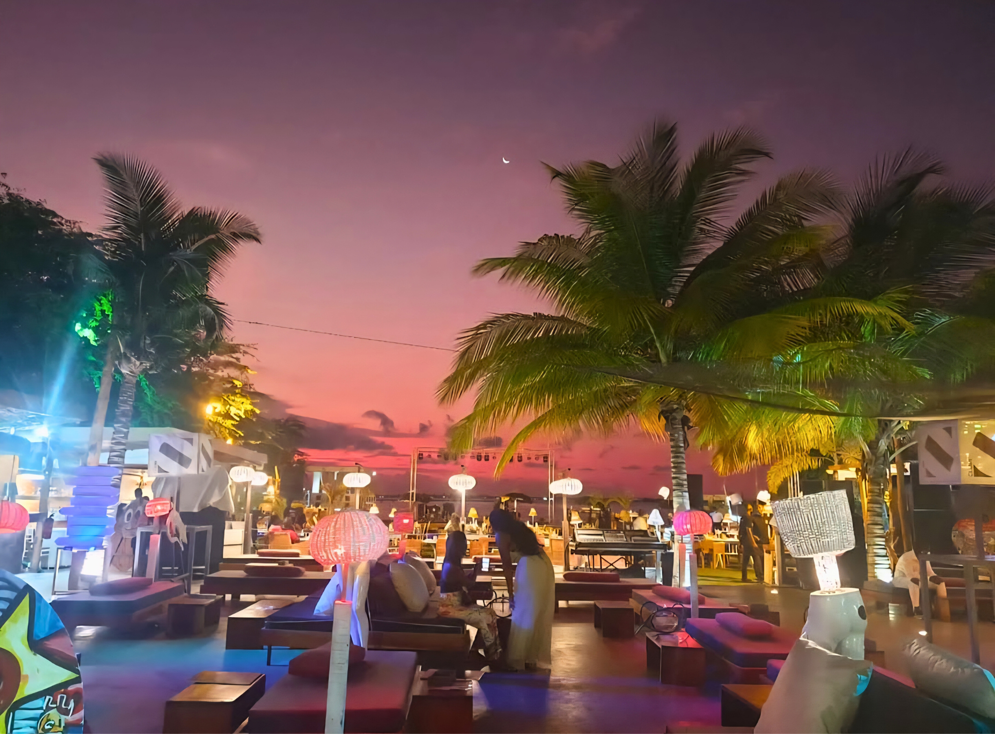 Club S — seaside night at Mussulo