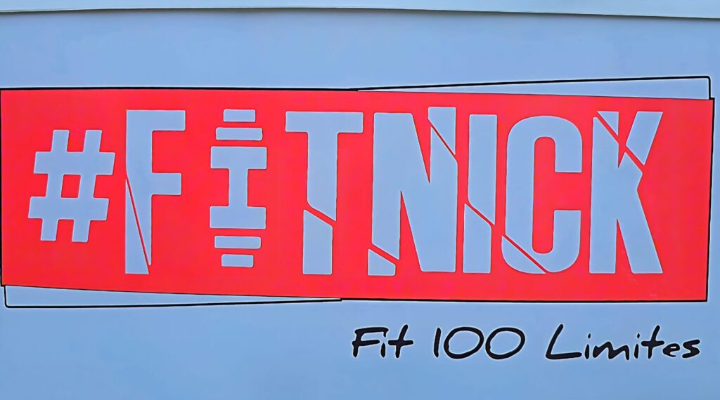 Close-up of the FitNick logo with the slogan "Fit 100 Limites" displayed in bold red and white.