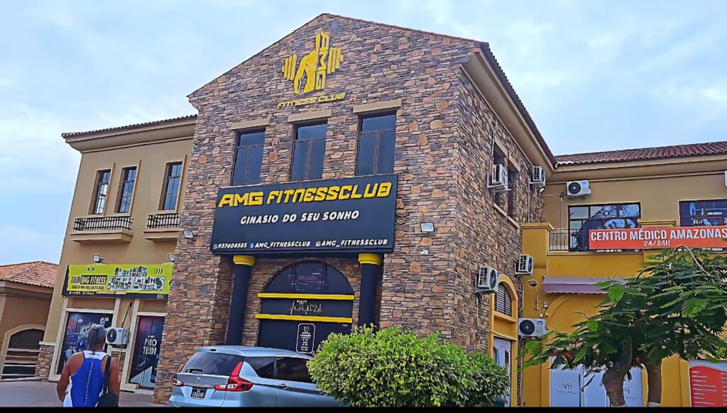 Front entrance of AMG Fitness Club in Jardim das Rosas, Luanda – a modern gym located in a traditional-style building.